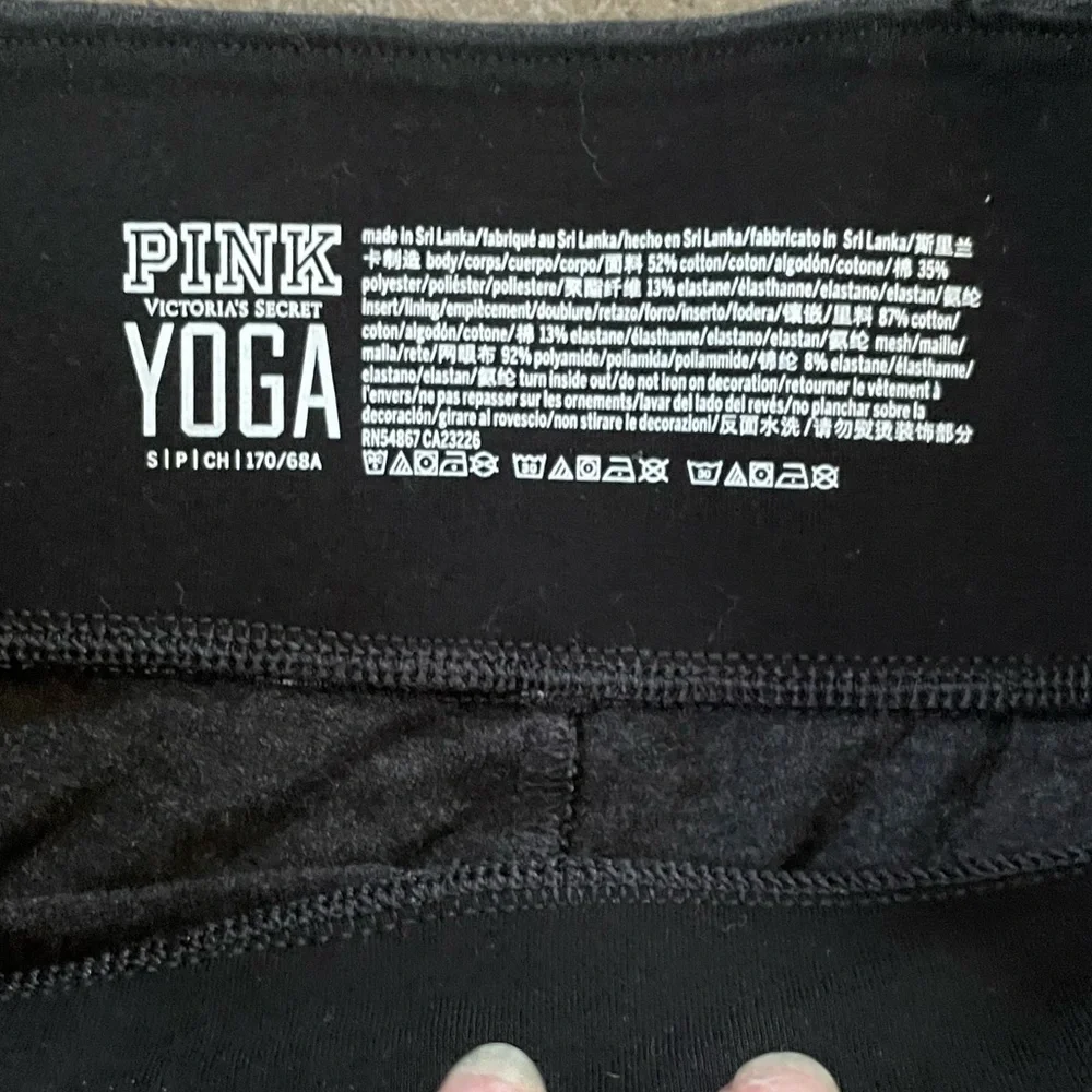 PINK Victoria's Secret Yoga Leggings Dark Heather Gray, Black, with Mesh Panels - Picture 10 of 11